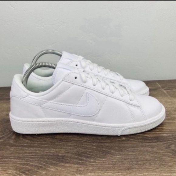 Nike Shoes - NEW Nike Tennis Classic
